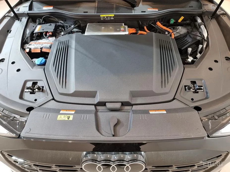 Фото 6 - Audi Q8 e-tron