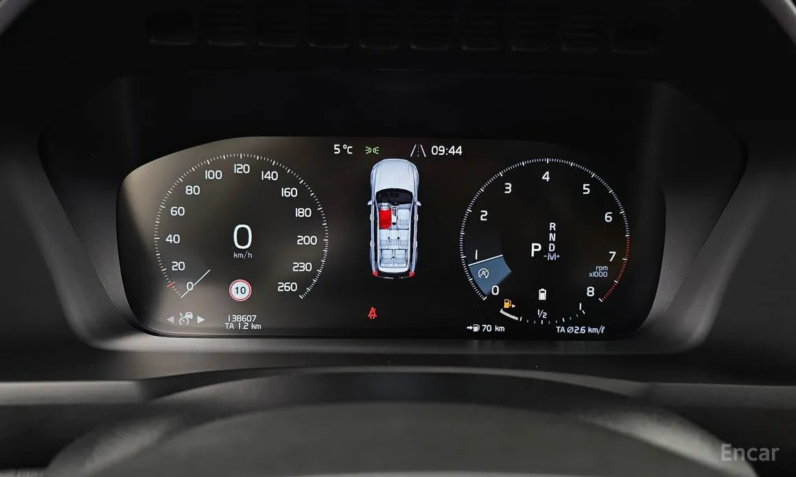 Фото 8 - Volvo XC90