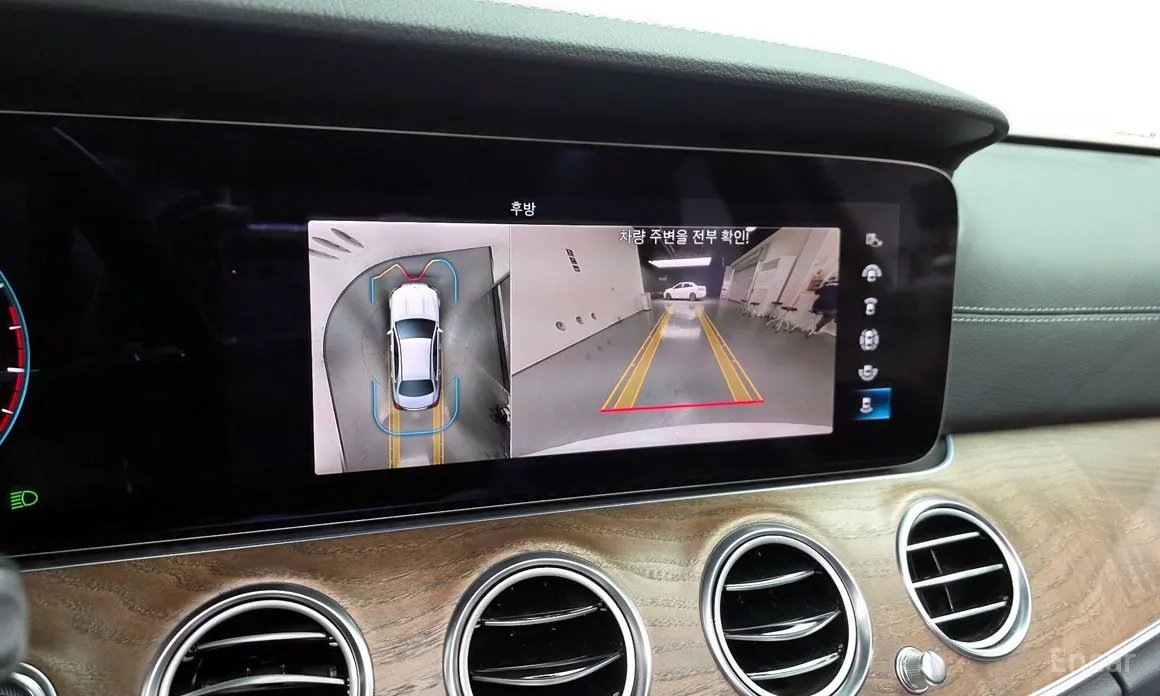 Фото 15 - Mercedes-Benz E-Class