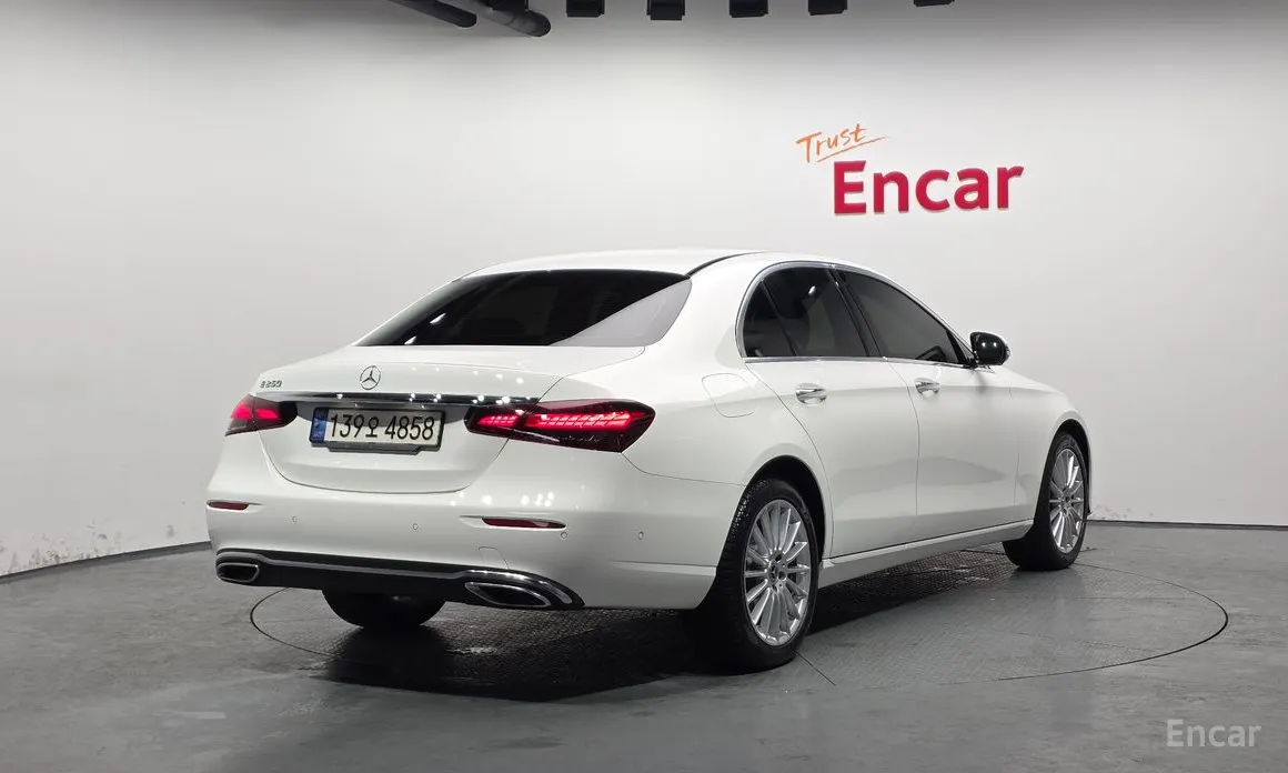 Фото 2 - Mercedes-Benz E-Class