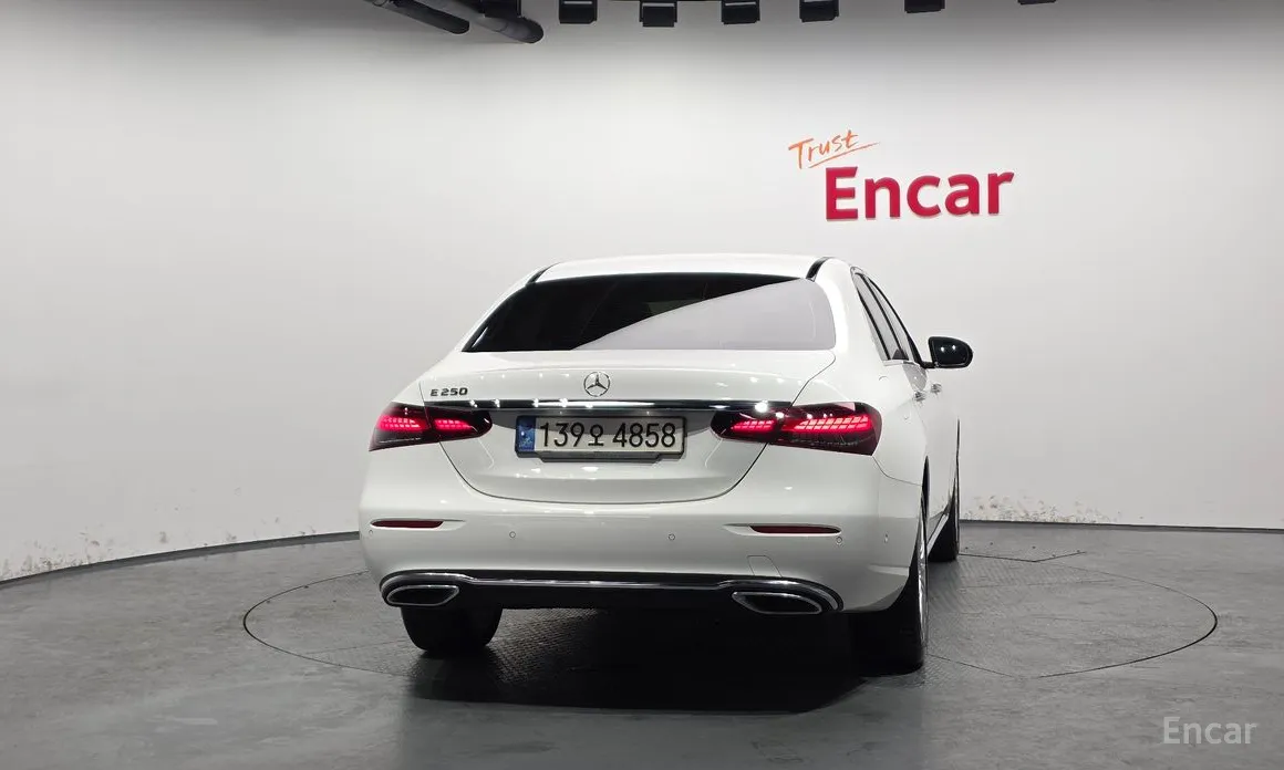 Фото 4 - Mercedes-Benz E-Class