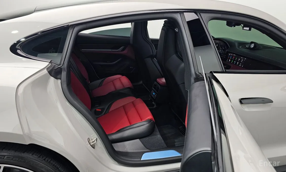 Фото 11 - Porsche Taycan