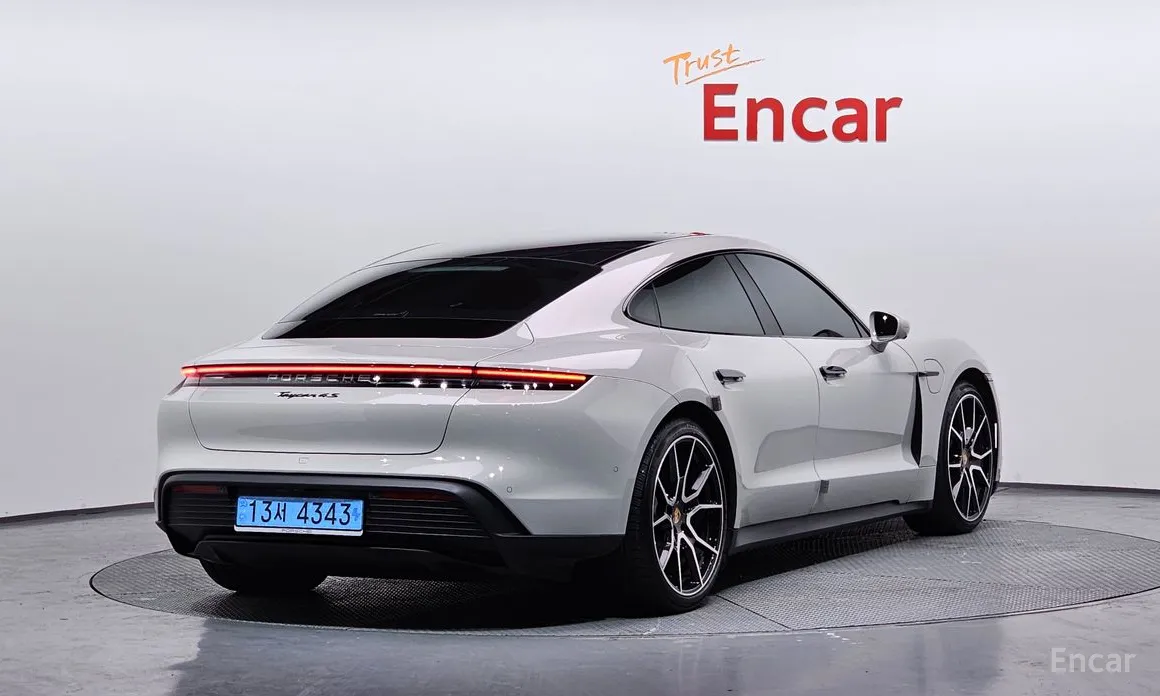 Фото 2 - Porsche Taycan