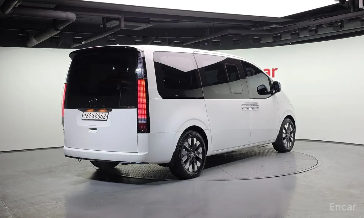 Фото 2 - Hyundai Staria