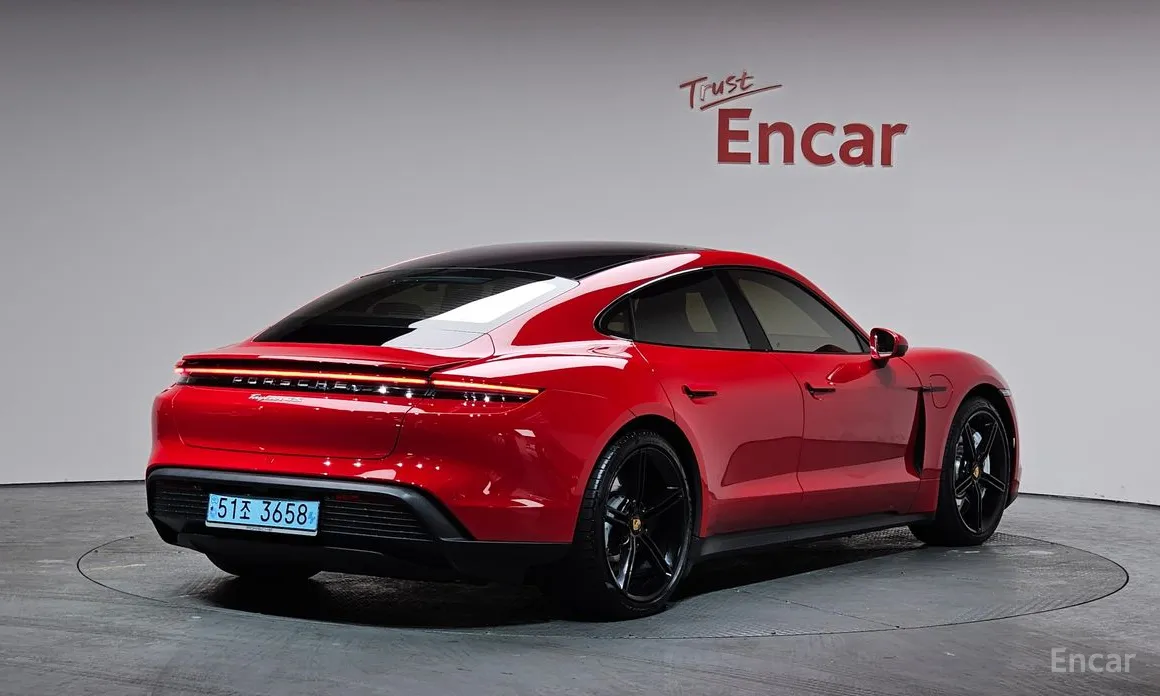 Фото 2 - Porsche Taycan