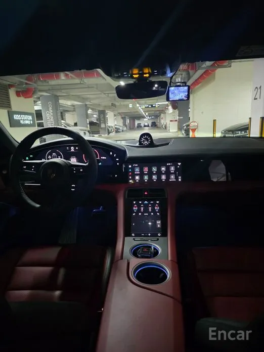 Фото 10 - Porsche Taycan