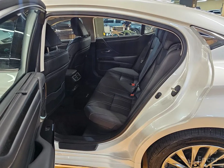 Фото 11 - Lexus ES