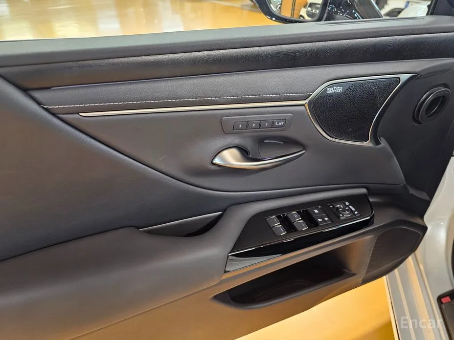 Фото 16 - Lexus ES