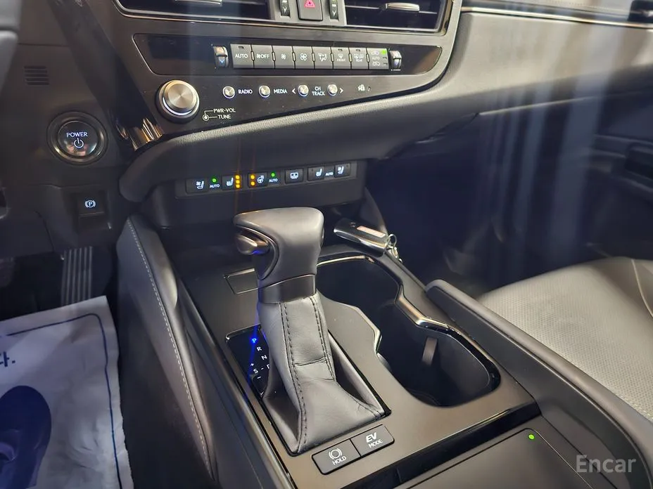 Фото 9 - Lexus ES