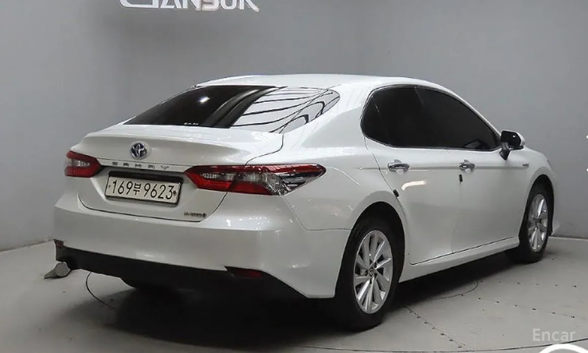 Фото 4 - Toyota Camry