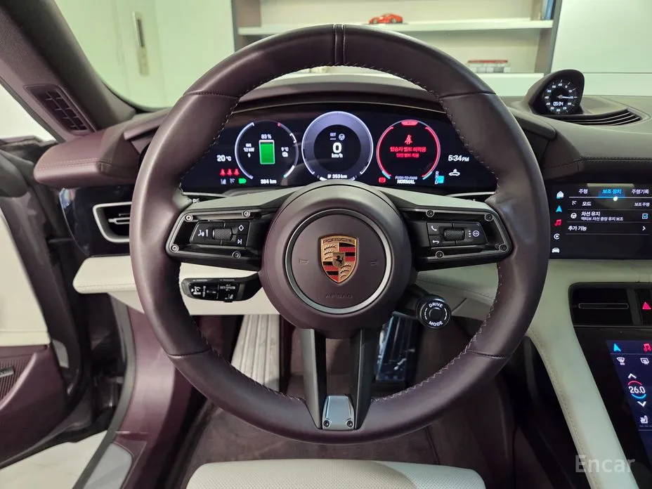 Фото 11 - Porsche Taycan