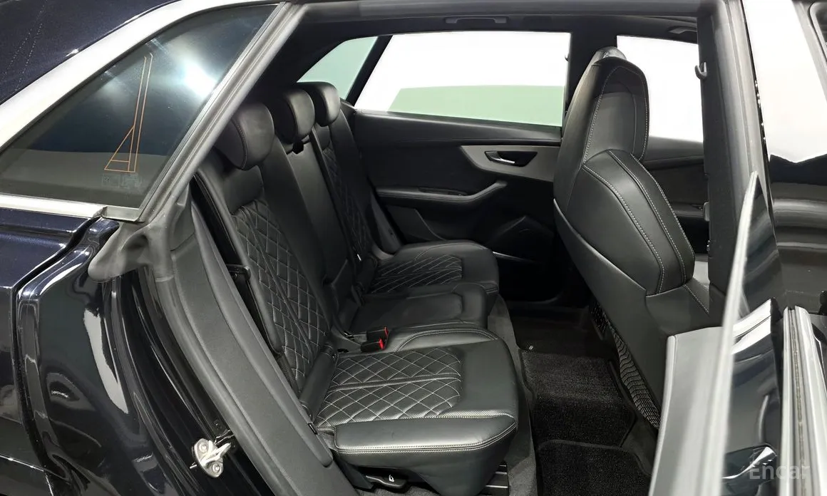 Фото 12 - Audi Q8