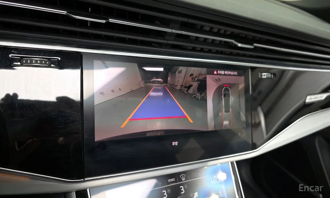 Фото 15 - Audi Q8