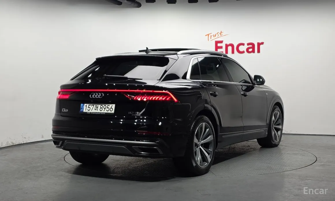 Фото 2 - Audi Q8