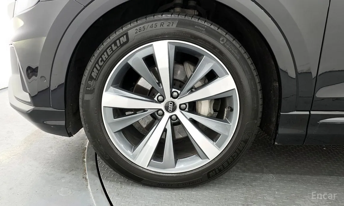 Фото 5 - Audi Q8