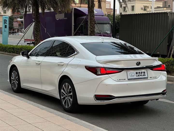 Фото 4 - Lexus ES