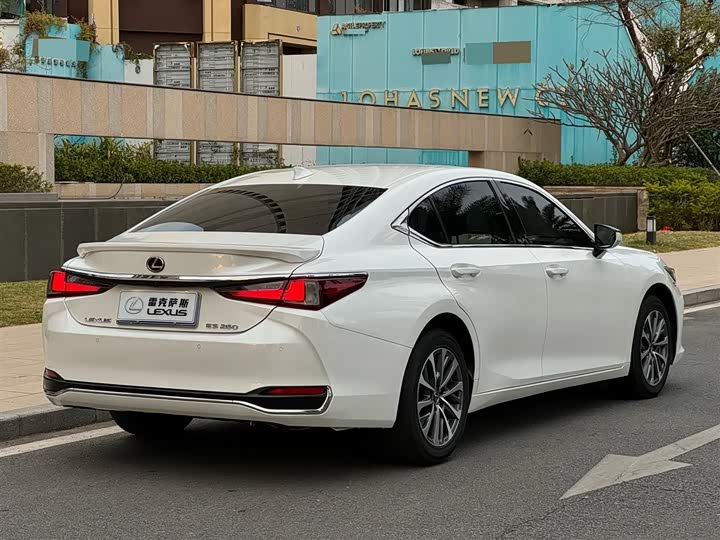 Фото 5 - Lexus ES
