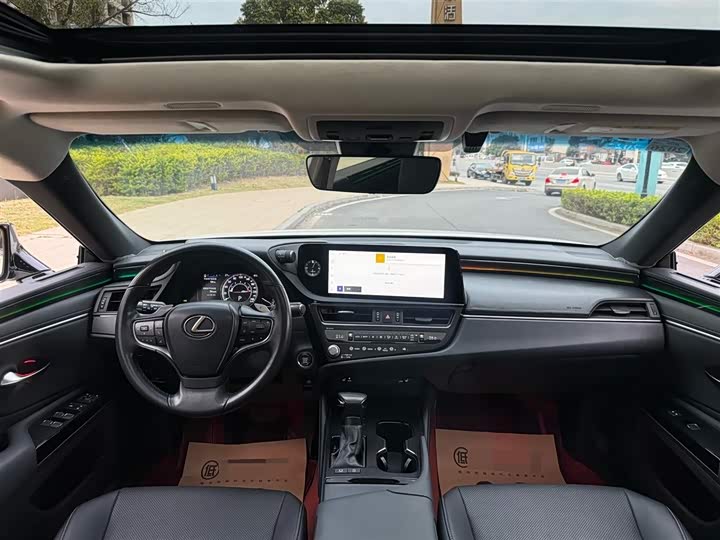 Фото 9 - Lexus ES