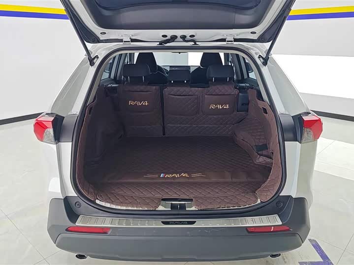 Фото 4 - Toyota RAV4