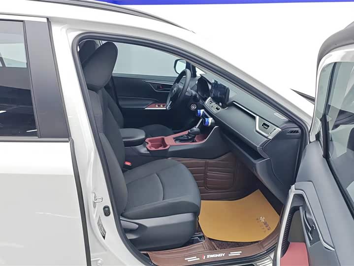 Фото 8 - Toyota RAV4