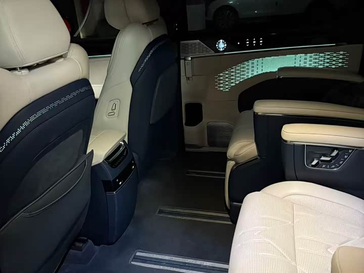 Фото 2 - Zeekr 009