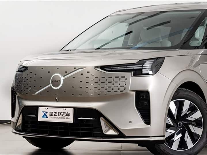 Фото 3 - Volvo EM90