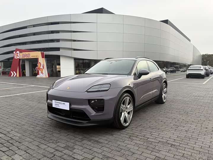 Фото 1 - Porsche Macan EV
