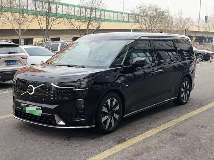 Фото 1 - Volvo EM90