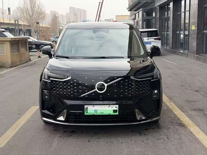 Фото 2 - Volvo EM90