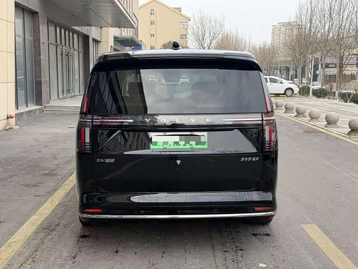 Фото 5 - Volvo EM90