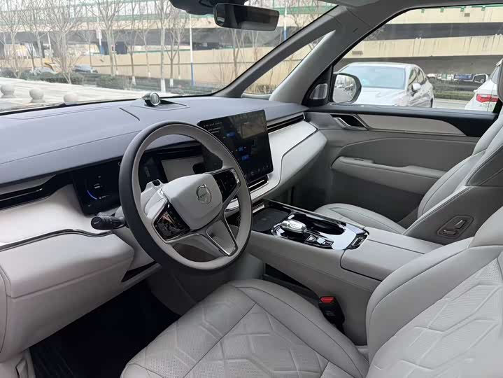 Фото 7 - Volvo EM90