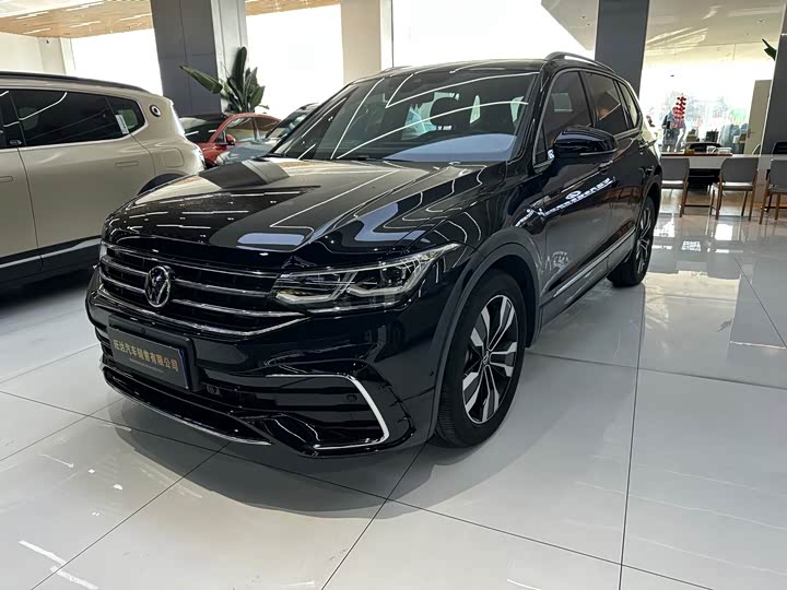 Фото 2 - Volkswagen Tiguan L Pro