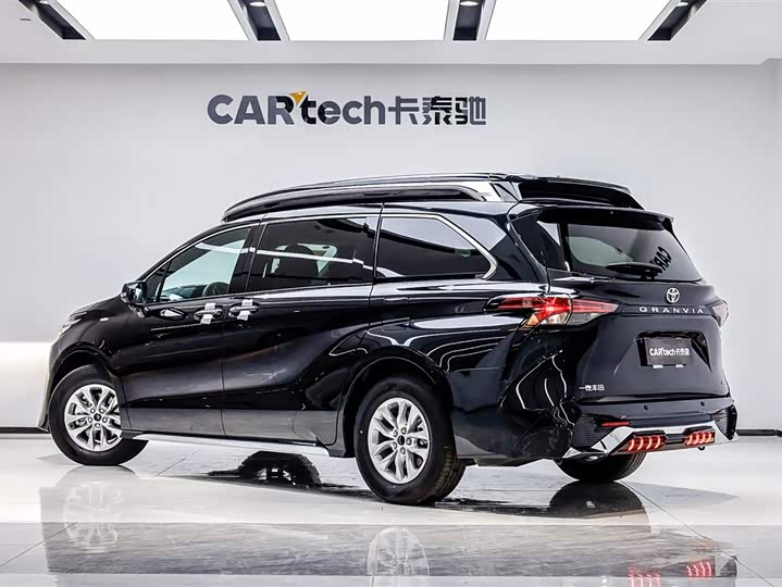 Фото 4 - Toyota Granvia