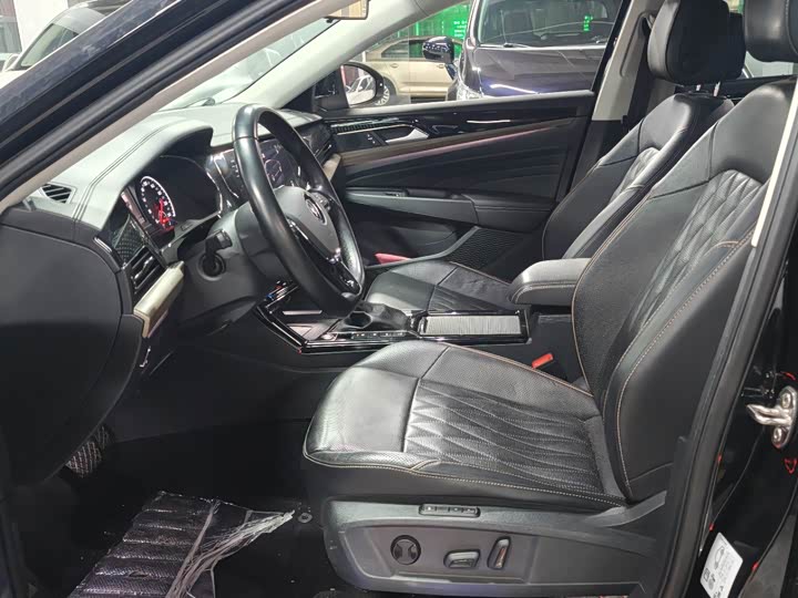 Фото 7 - Volkswagen Passat Hybrid