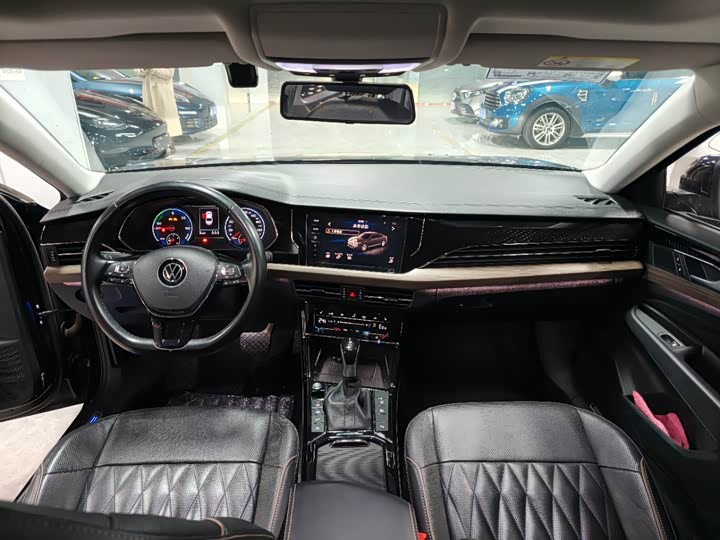 Фото 8 - Volkswagen Passat Hybrid