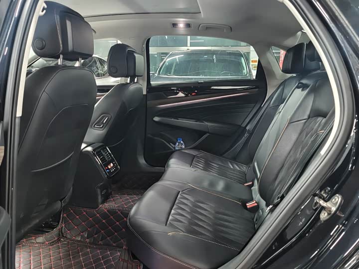 Фото 9 - Volkswagen Passat Hybrid