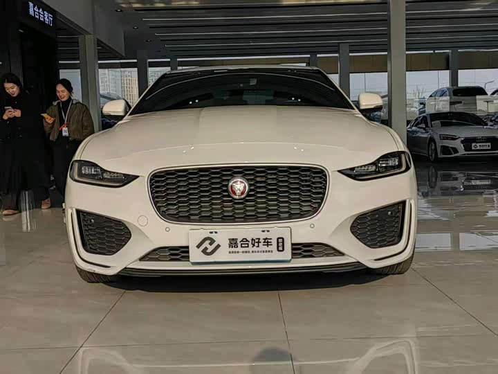 Фото 2 - Jaguar XE L