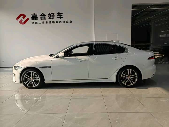 Фото 4 - Jaguar XE L