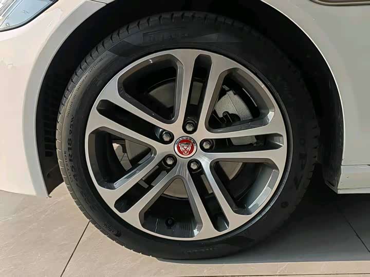 Фото 6 - Jaguar XE L