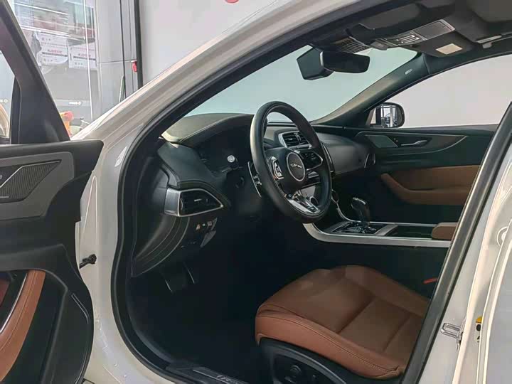 Фото 7 - Jaguar XE L