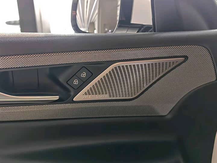 Фото 8 - Jaguar XE L