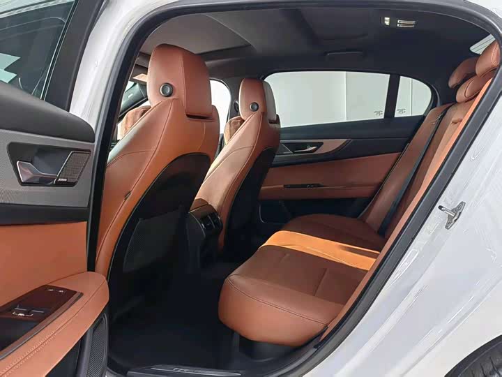 Фото 9 - Jaguar XE L