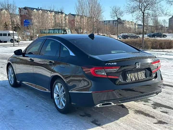 Фото 9 - Honda Accord