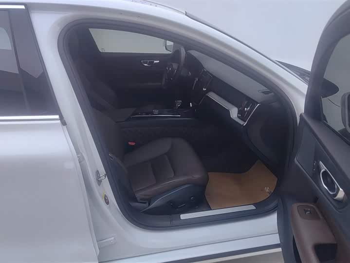 Фото 8 - Volvo S60