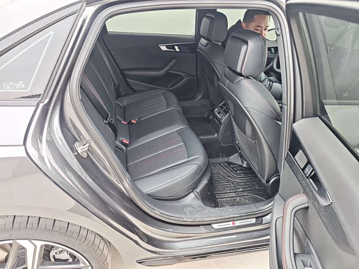 Фото 6 - Audi A4L