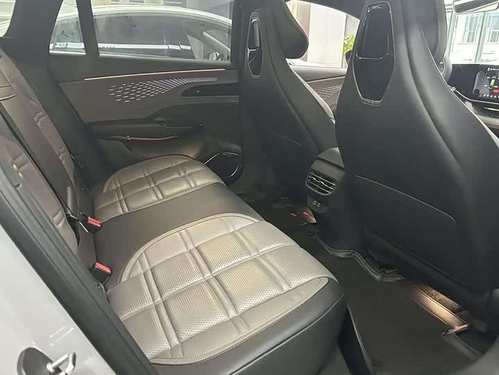 Photo 5 - Hongqi EH7