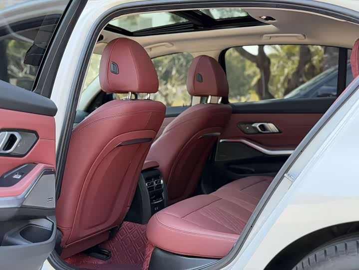 Photo 4 - BMW 3 Series