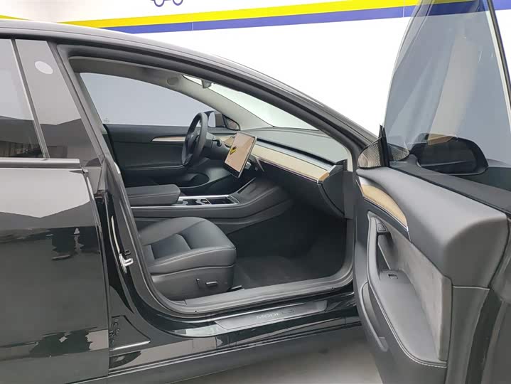 Фото 8 - Tesla Model 3