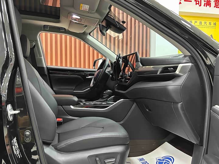 Фото 4 - Toyota Highlander