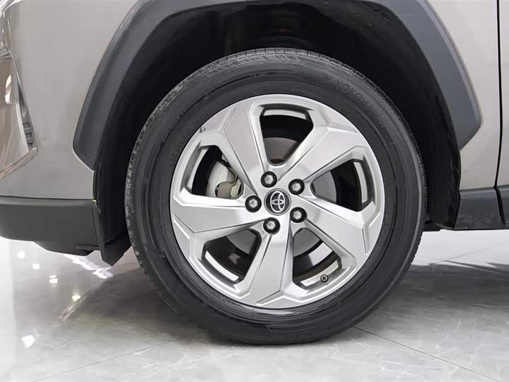 Фото 4 - Toyota RAV4